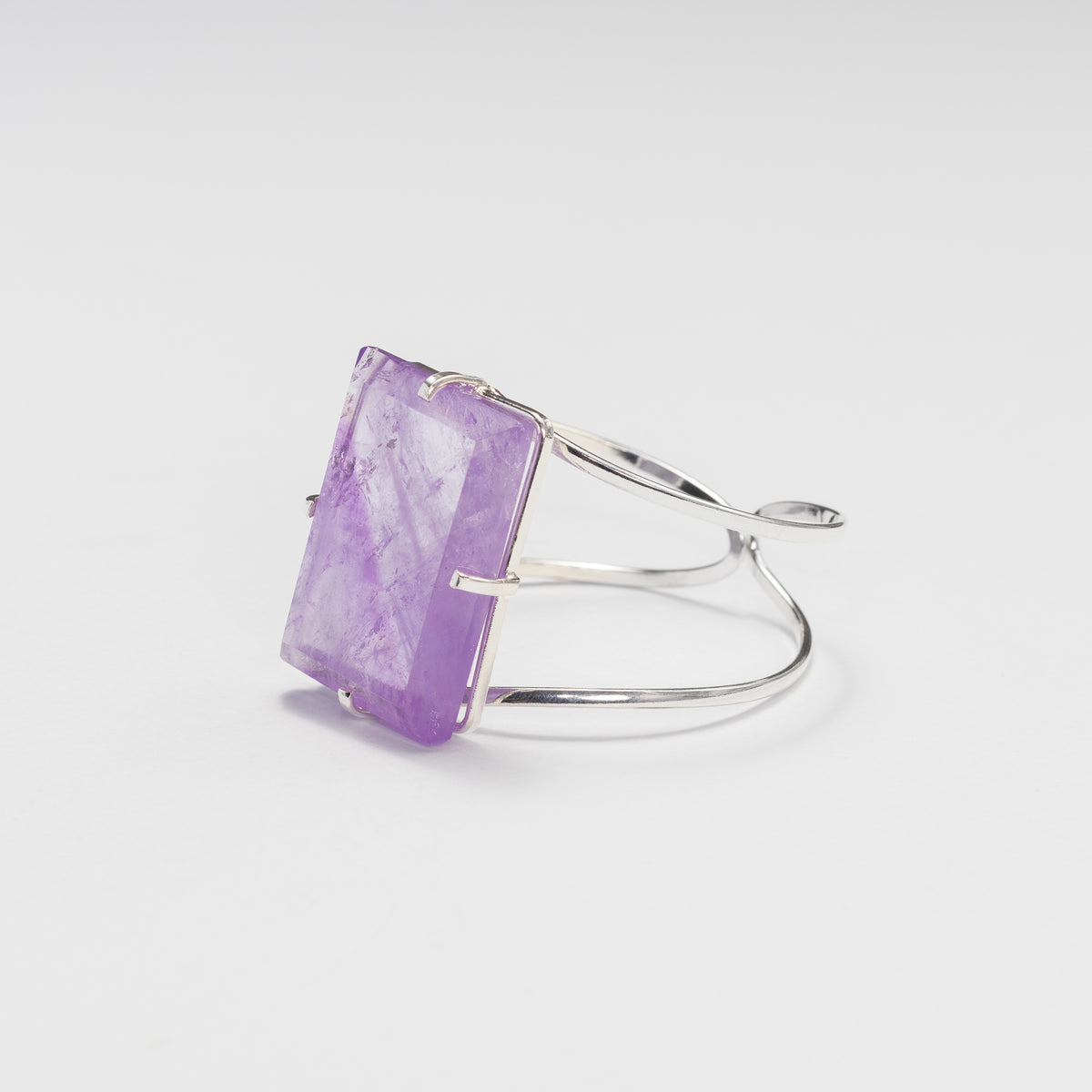 Bracelet en améthyste avec petit cabochon rectangulaire