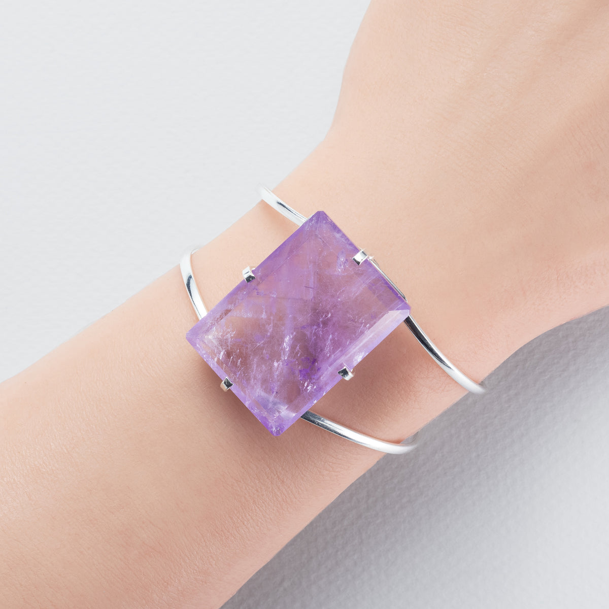 Bracelet en améthyste avec petit cabochon rectangulaire