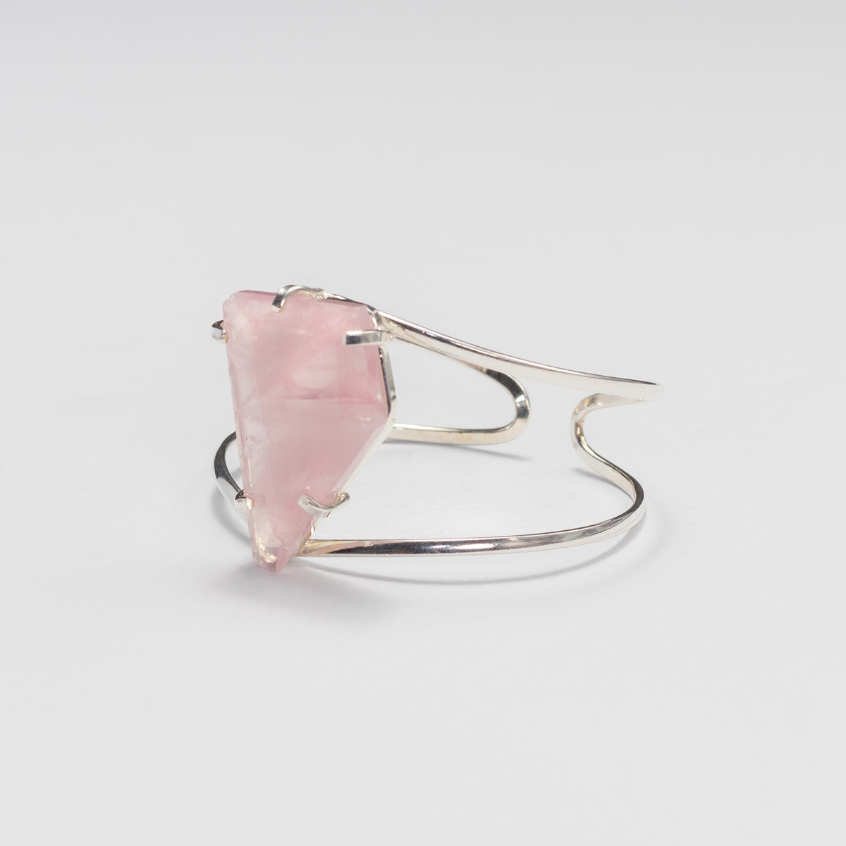 Bracelet en quartz rose facetté de forme libre