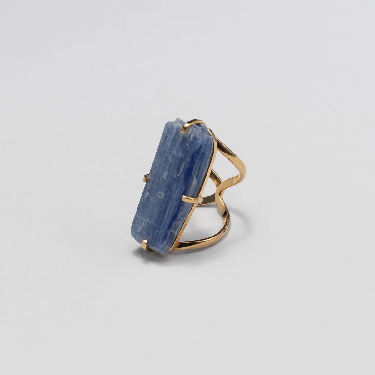 Bague en cyanite bleue brute