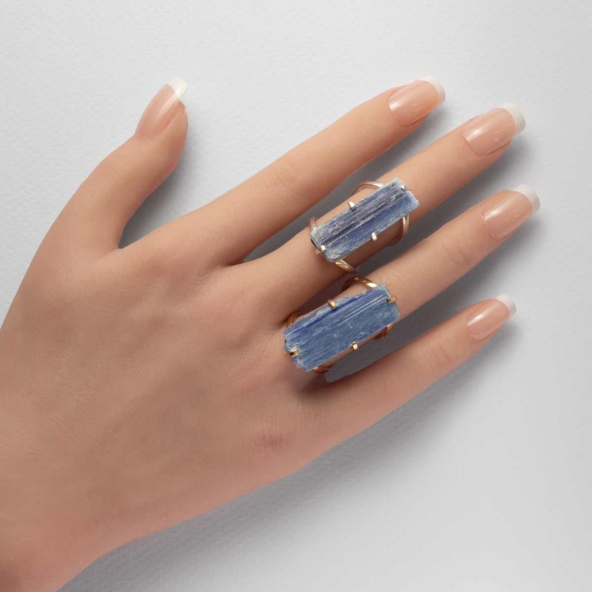 Bague en cyanite bleue brute