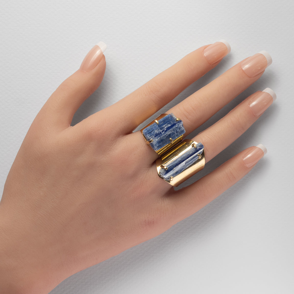 Bague ouverte en cyanite bleue brute