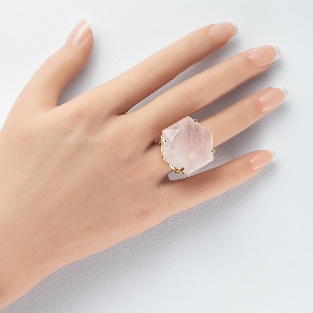 Bague en quartz rose avec grand cabochon hexagonal facetté