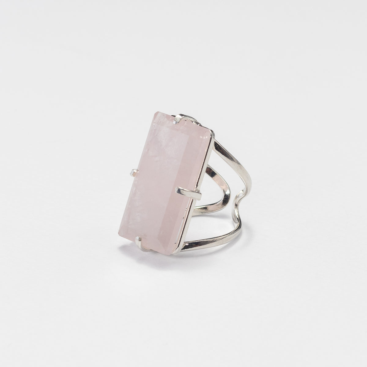 Bague en quartz rose taille baguette