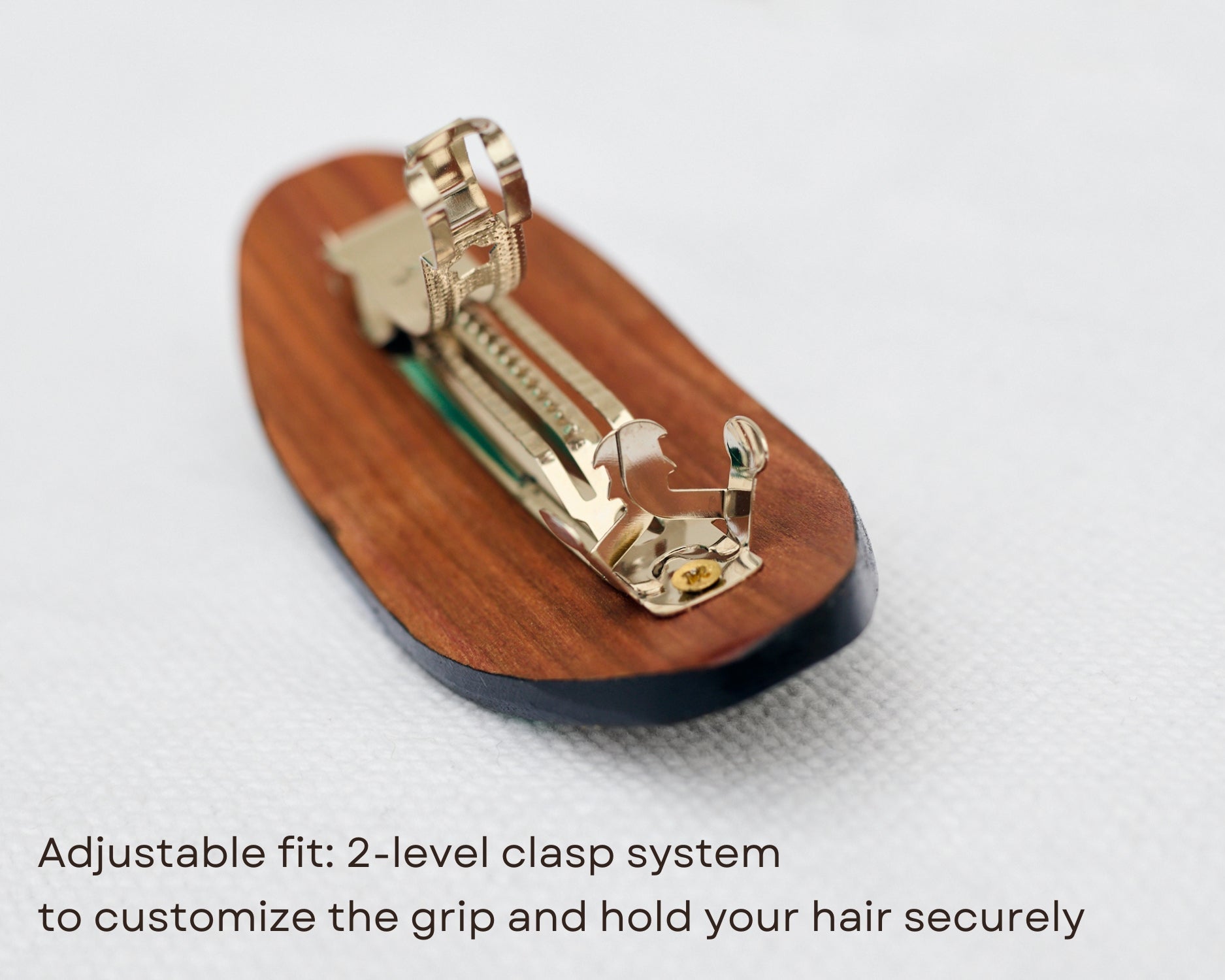 Adjustable fit: the 2-level clasp lets you choose the perfect grip for different hair types.