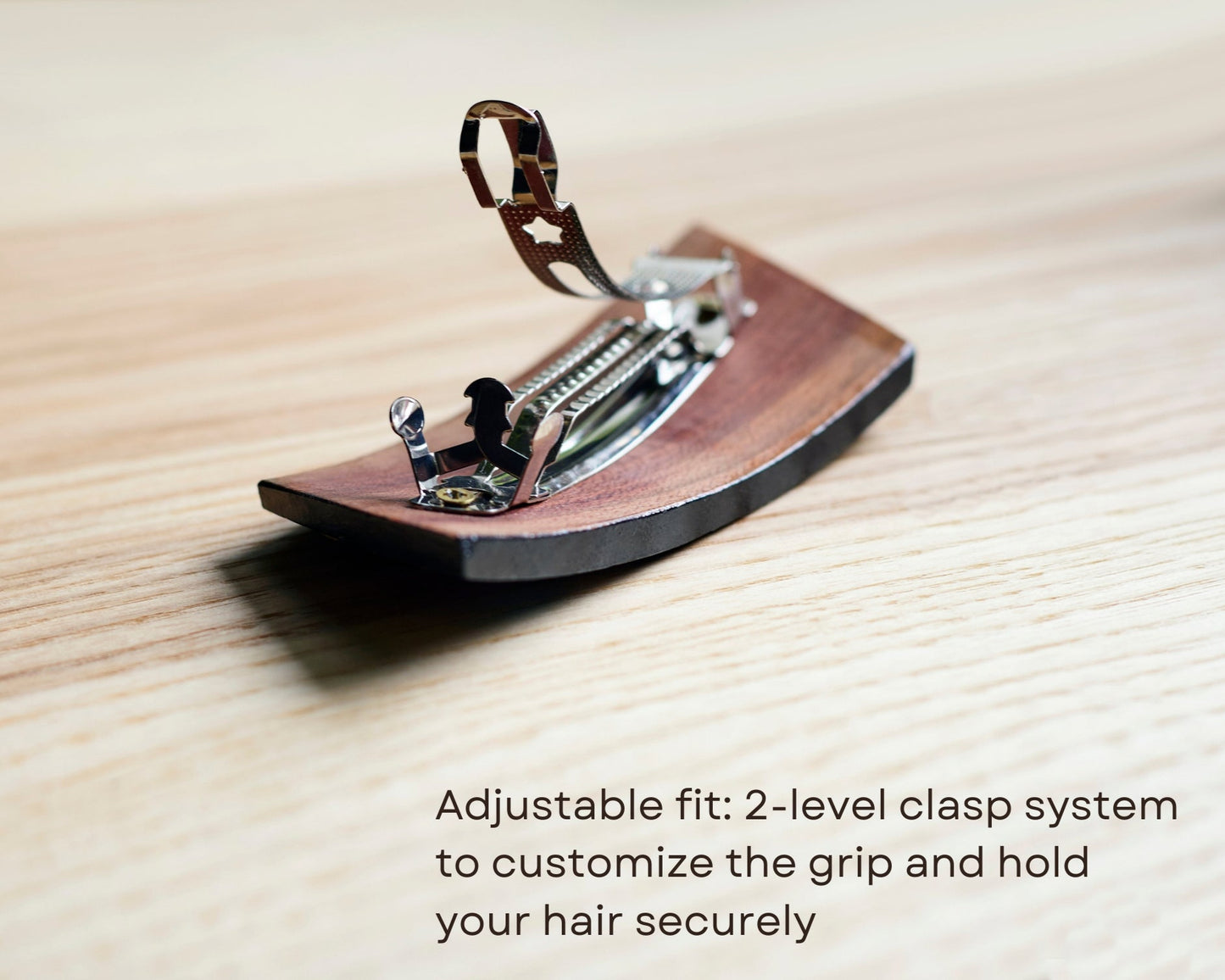 Adjustable fit: the 2-level clasp lets you choose the perfect grip for different hair types.