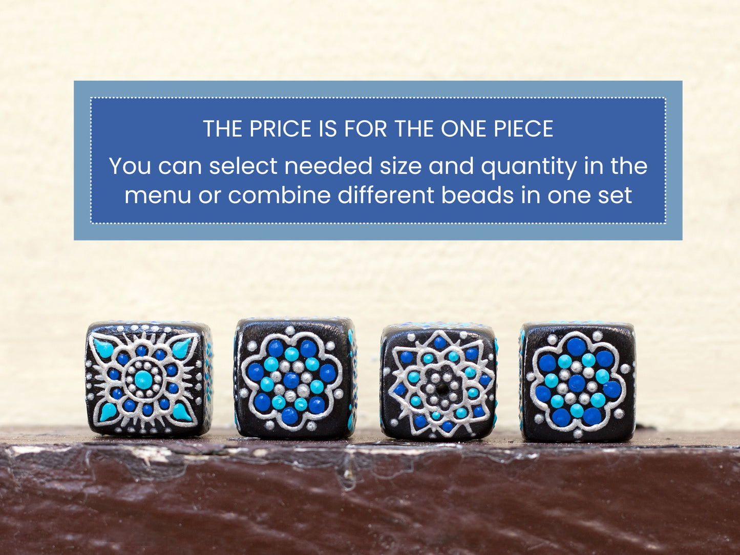 Perles cubiques à motifs floraux bleus