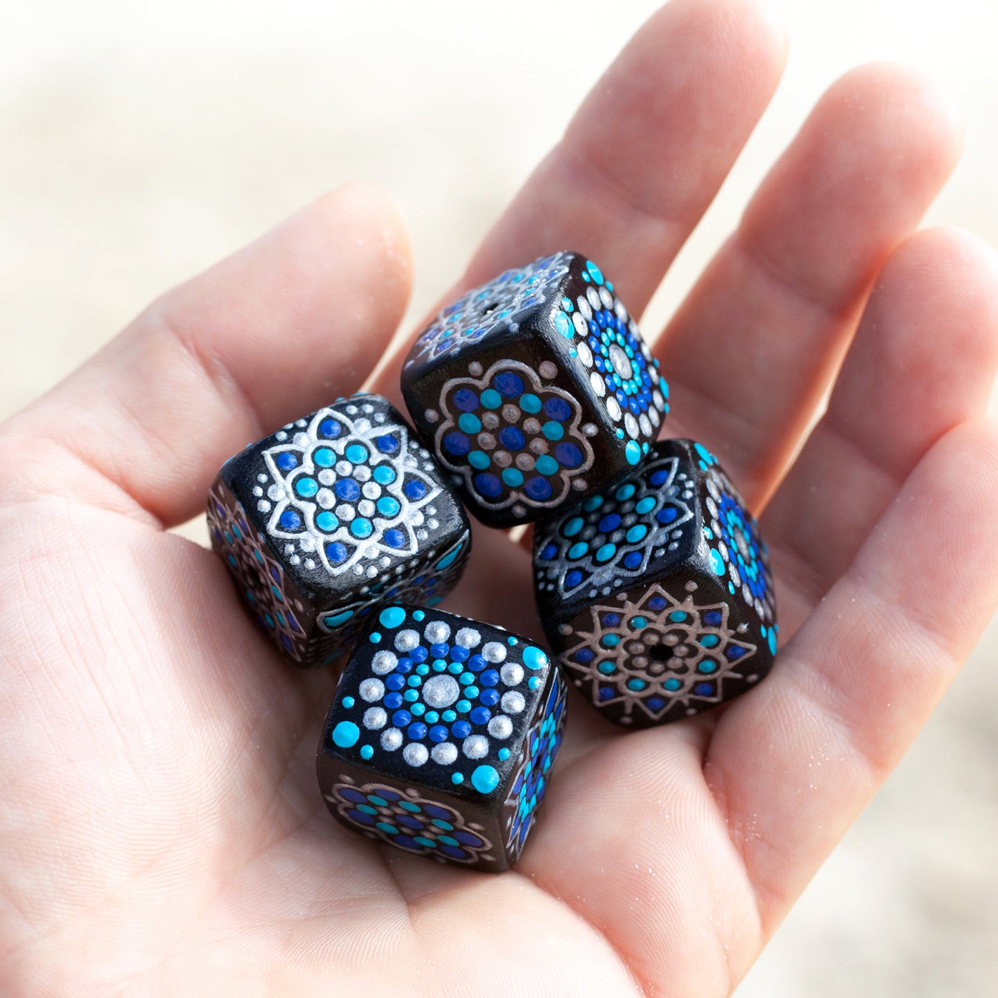 Perles cubiques à motifs floraux bleus