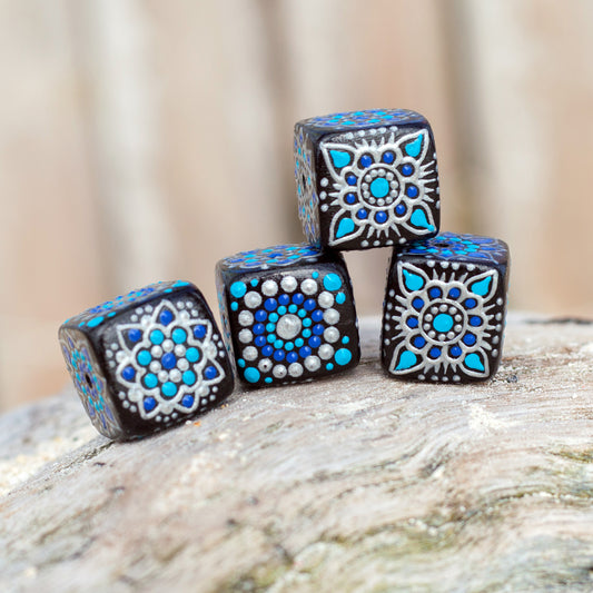 Perles cubiques à motifs floraux bleus
