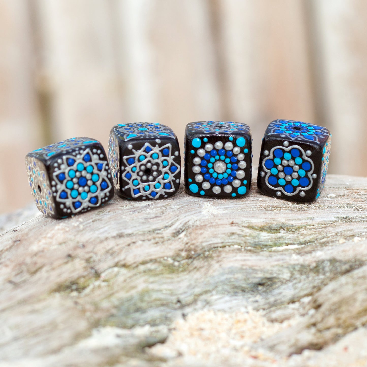 Perles cubiques à motifs floraux bleus