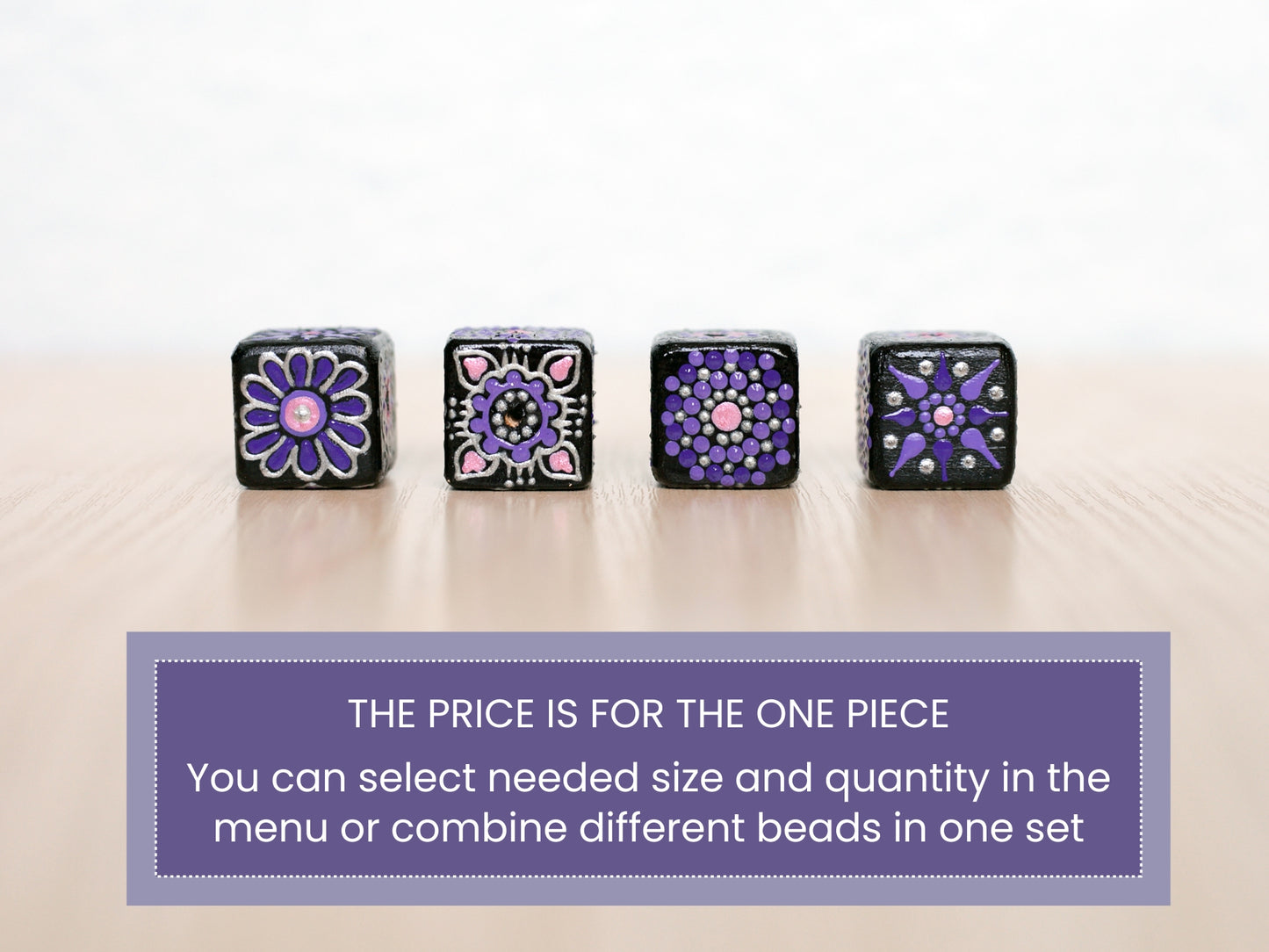 Perles cubiques à motifs floraux violets