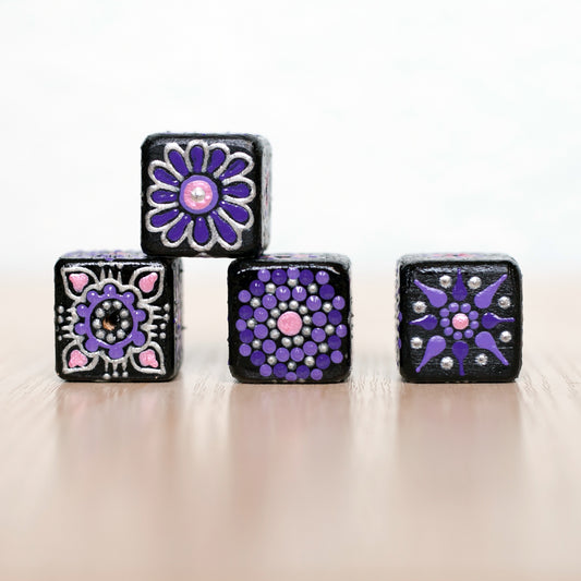 Perles cubiques à motifs floraux violets