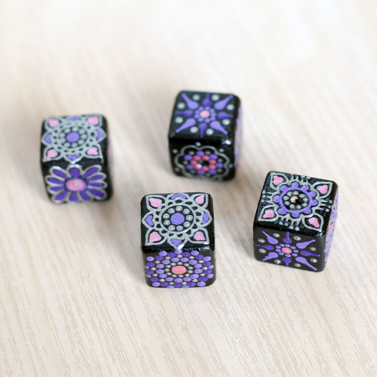 Perles cubiques à motifs floraux violets
