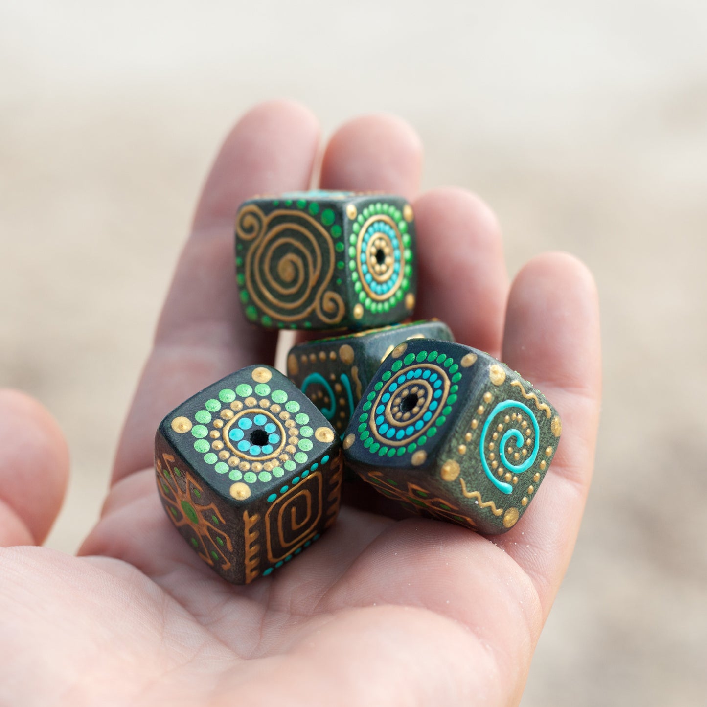 Perles cubiques ethniques vertes