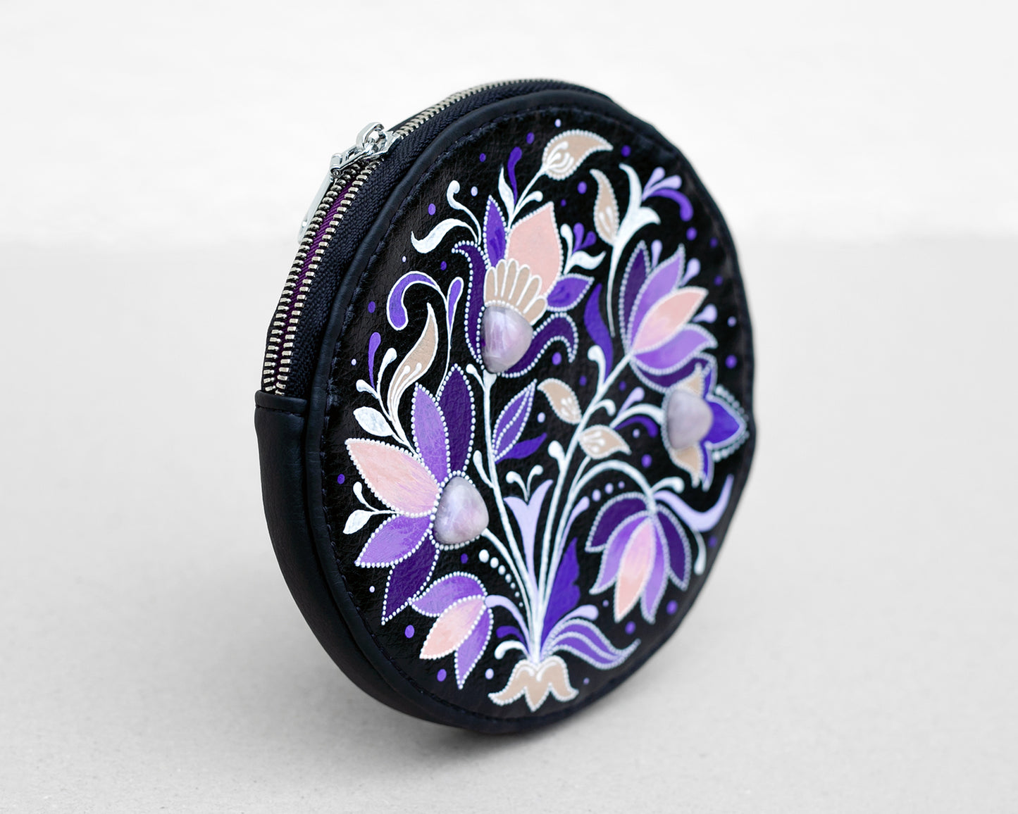 Pochette ronde fleuri avec quartz rose