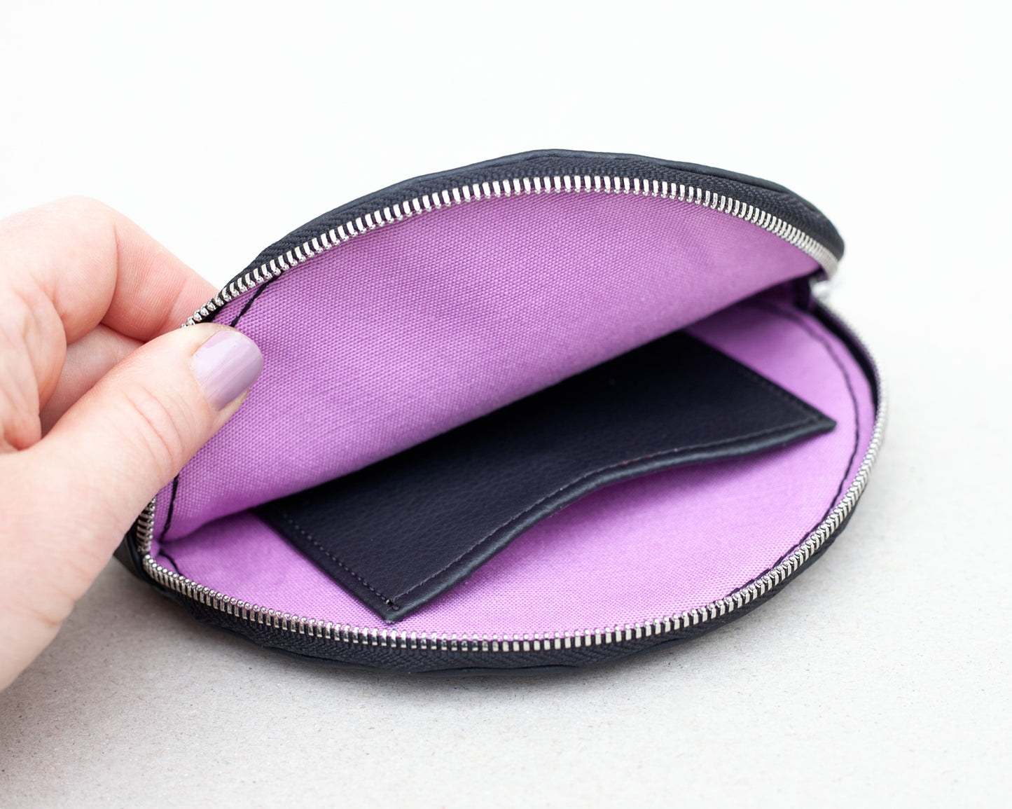 Pochette ronde fleuri avec quartz rose