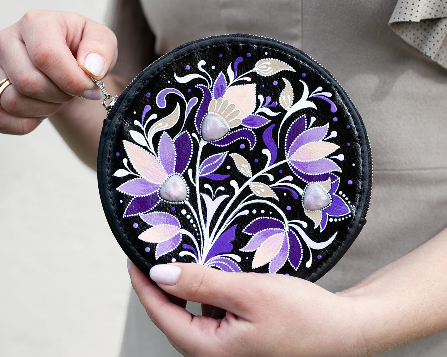Pochette ronde fleuri avec quartz rose