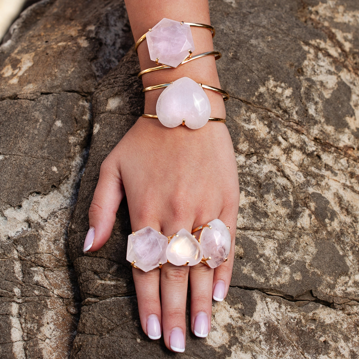 Bague en quartz rose avec grand cabochon hexagonal facetté