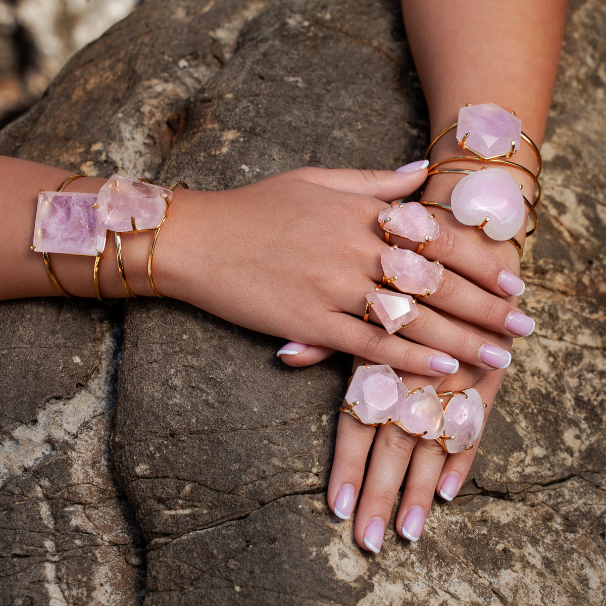 Bague en quartz rose avec grand cabochon hexagonal facetté