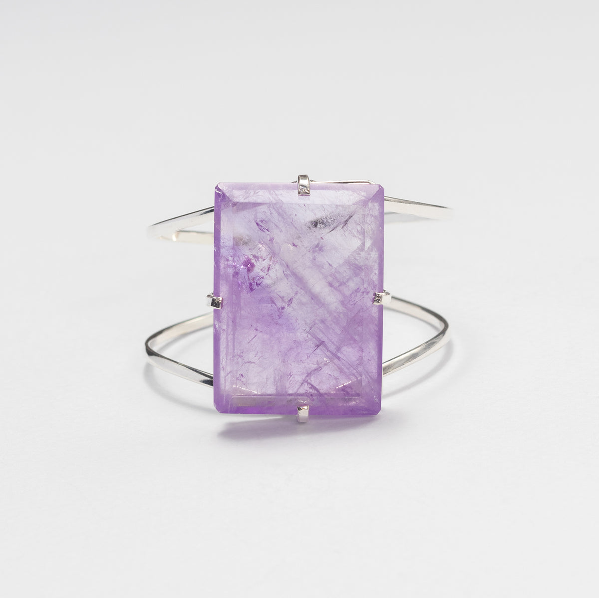 Bracelet en améthyste avec petit cabochon rectangulaire