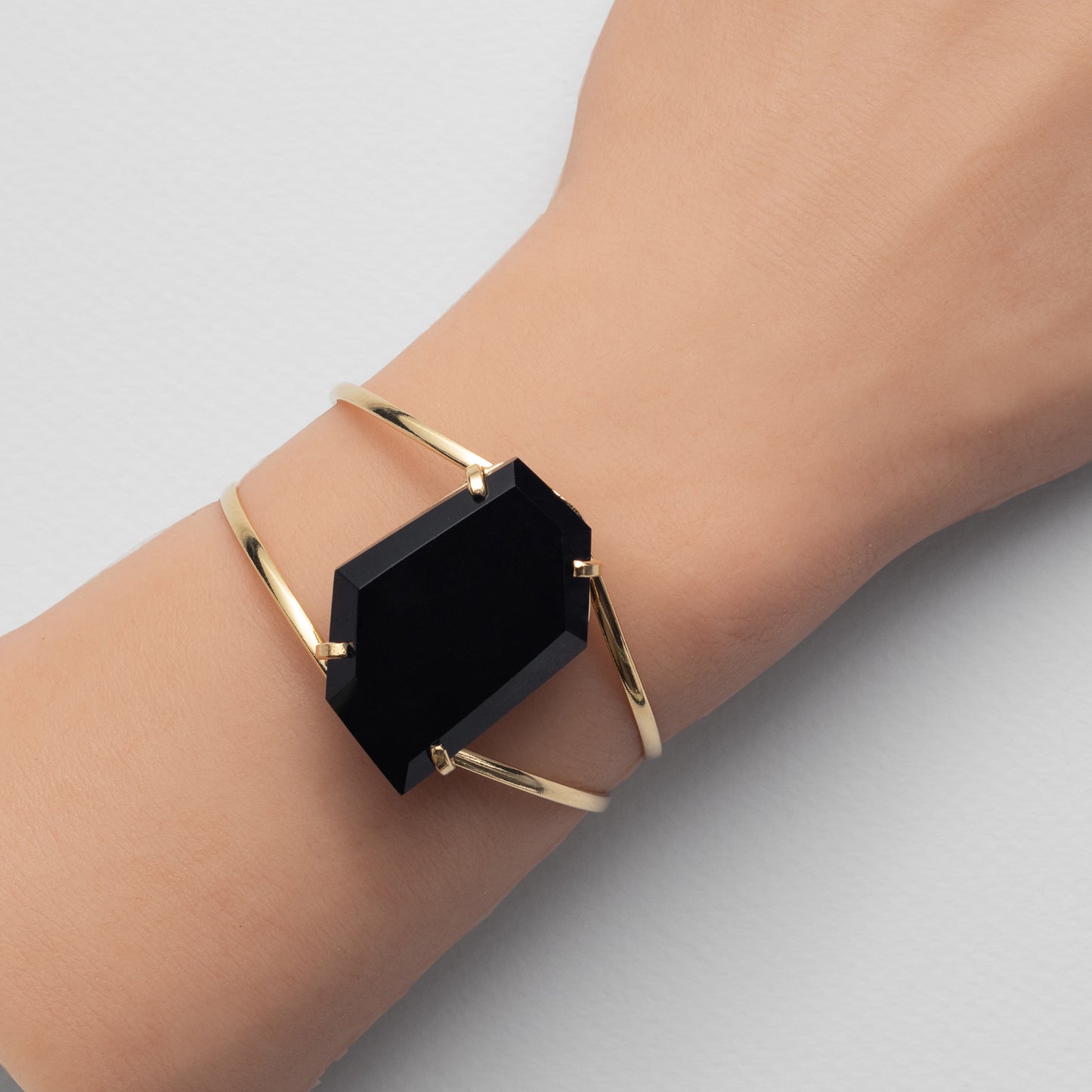 Bracelet ouvert en obsidienne noire forme libre facettée
