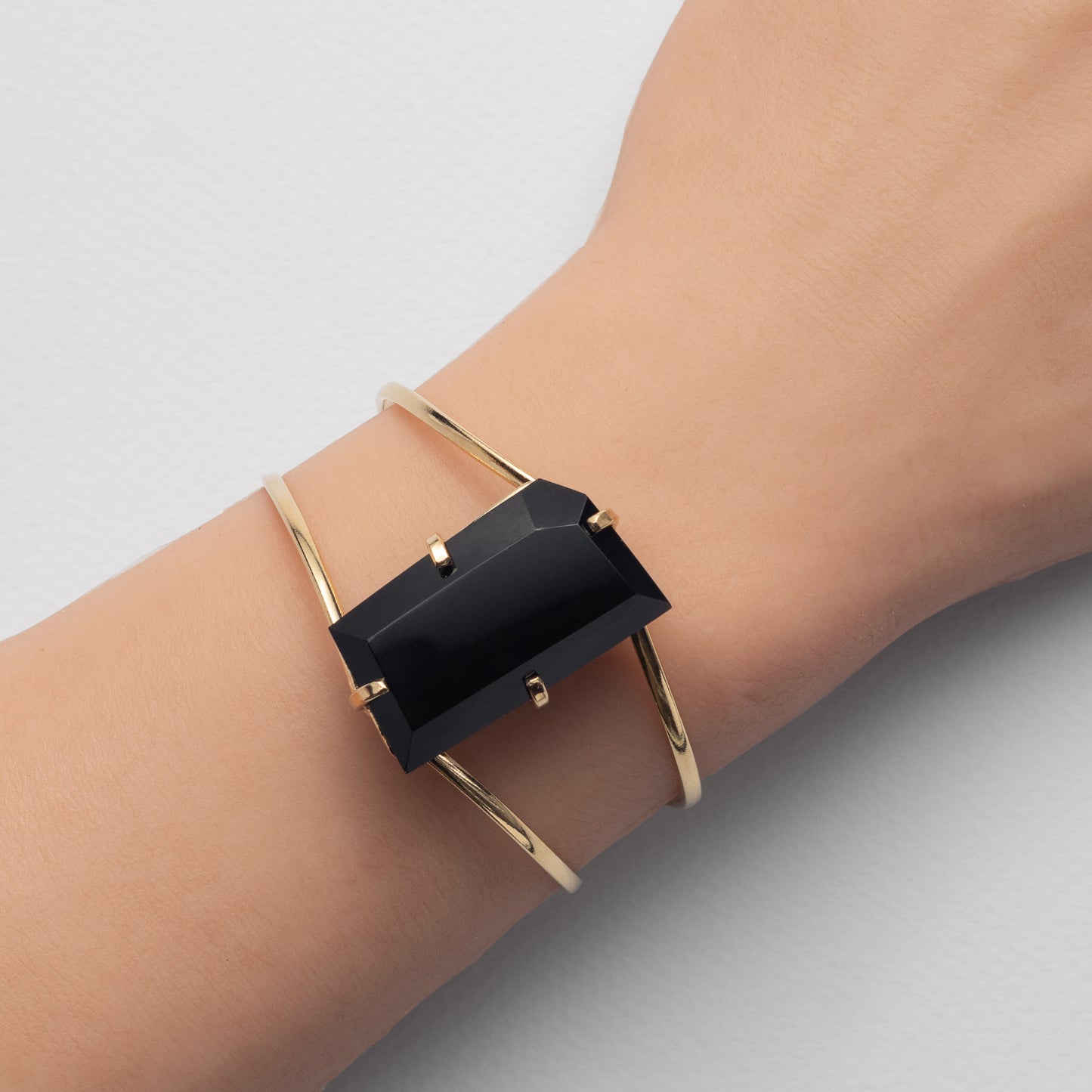 Bracelet ouvert en obsidienne noire forme libre facettée
