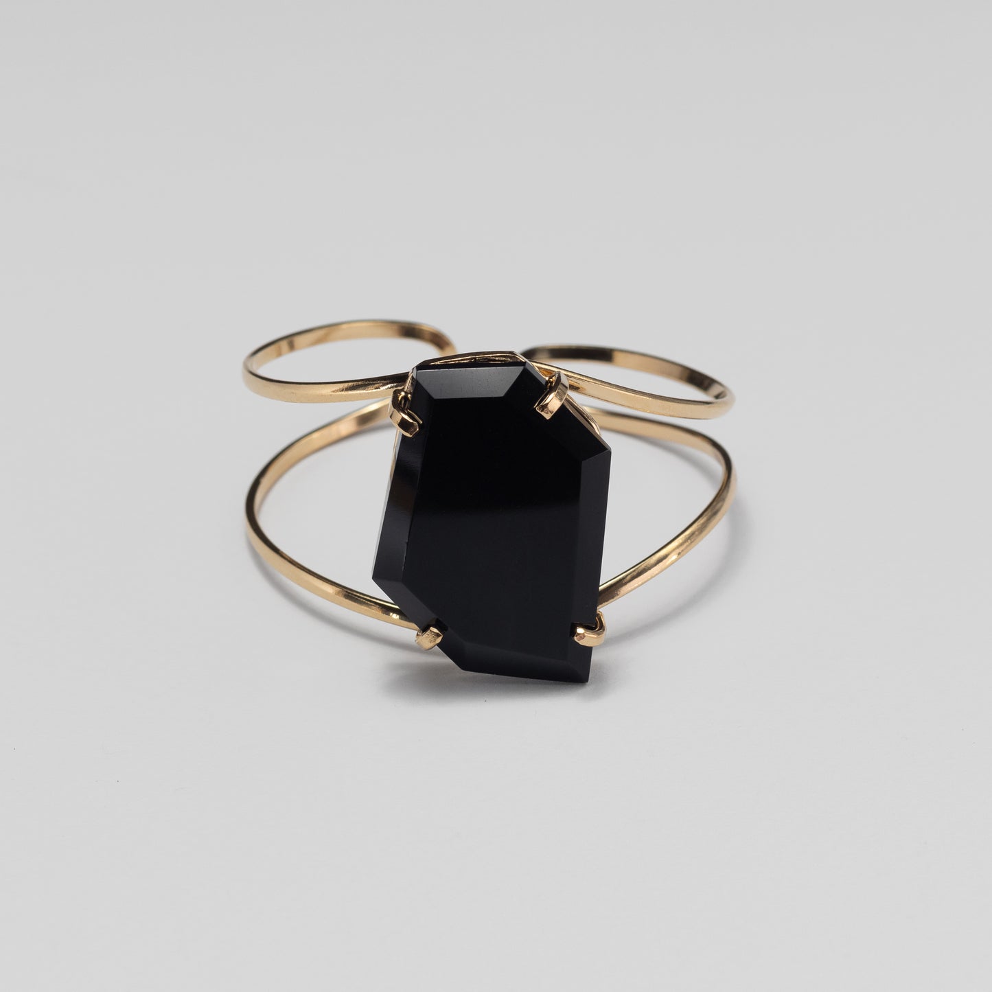 Bracelet ouvert en obsidienne noire forme libre facettée