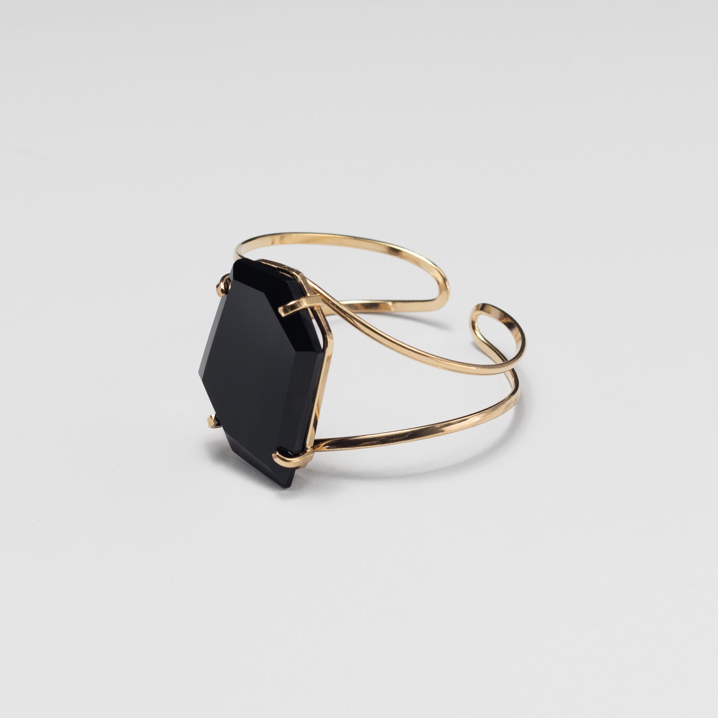Bracelet ouvert en obsidienne noire forme libre facettée