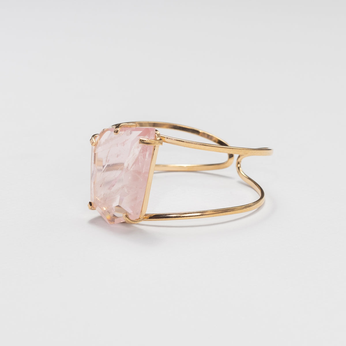 Bracelet en quartz rose facetté de forme libre