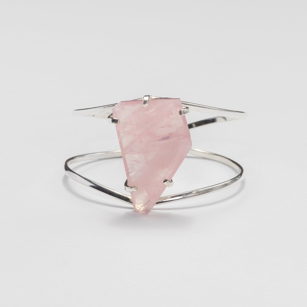 Bracelet en quartz rose facetté de forme libre