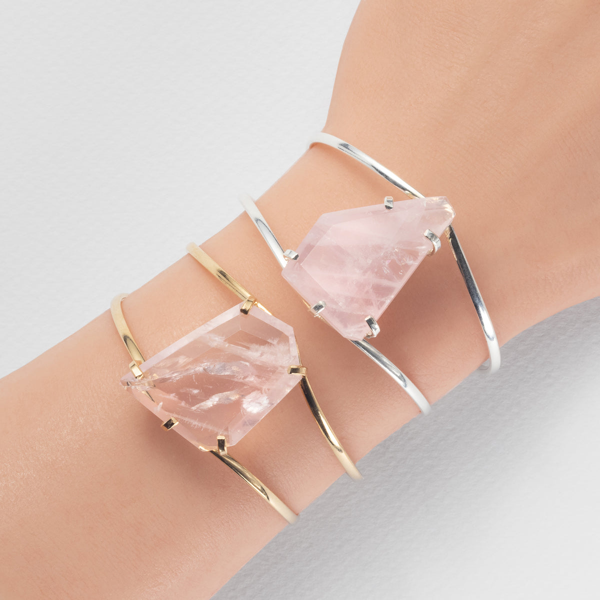 Bracelet en quartz rose facetté de forme libre