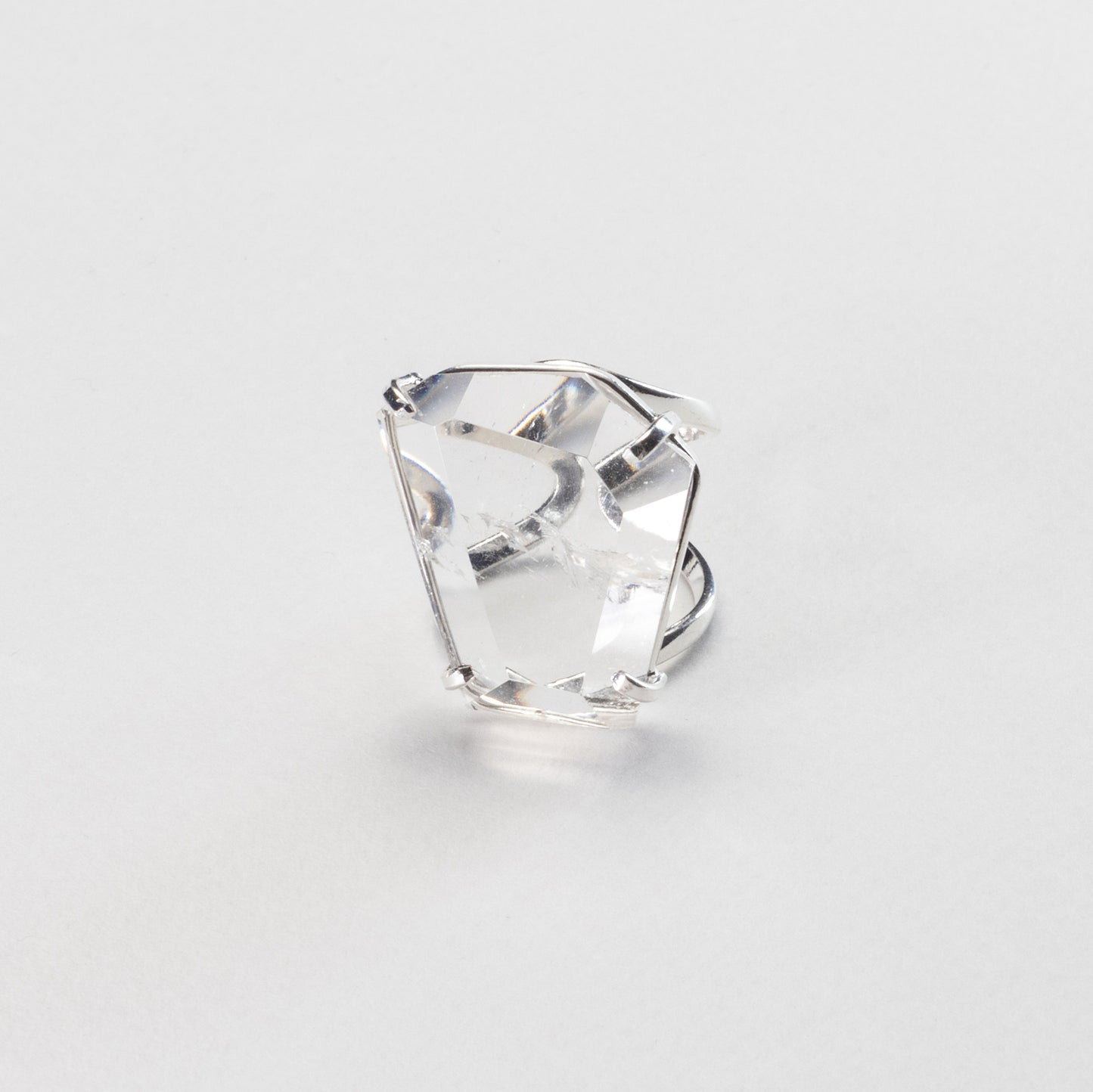 Bague en cristal de roche facetté forme libre