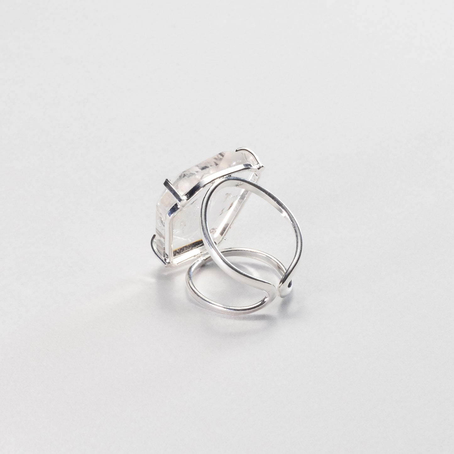 Bague en cristal de roche facetté forme libre