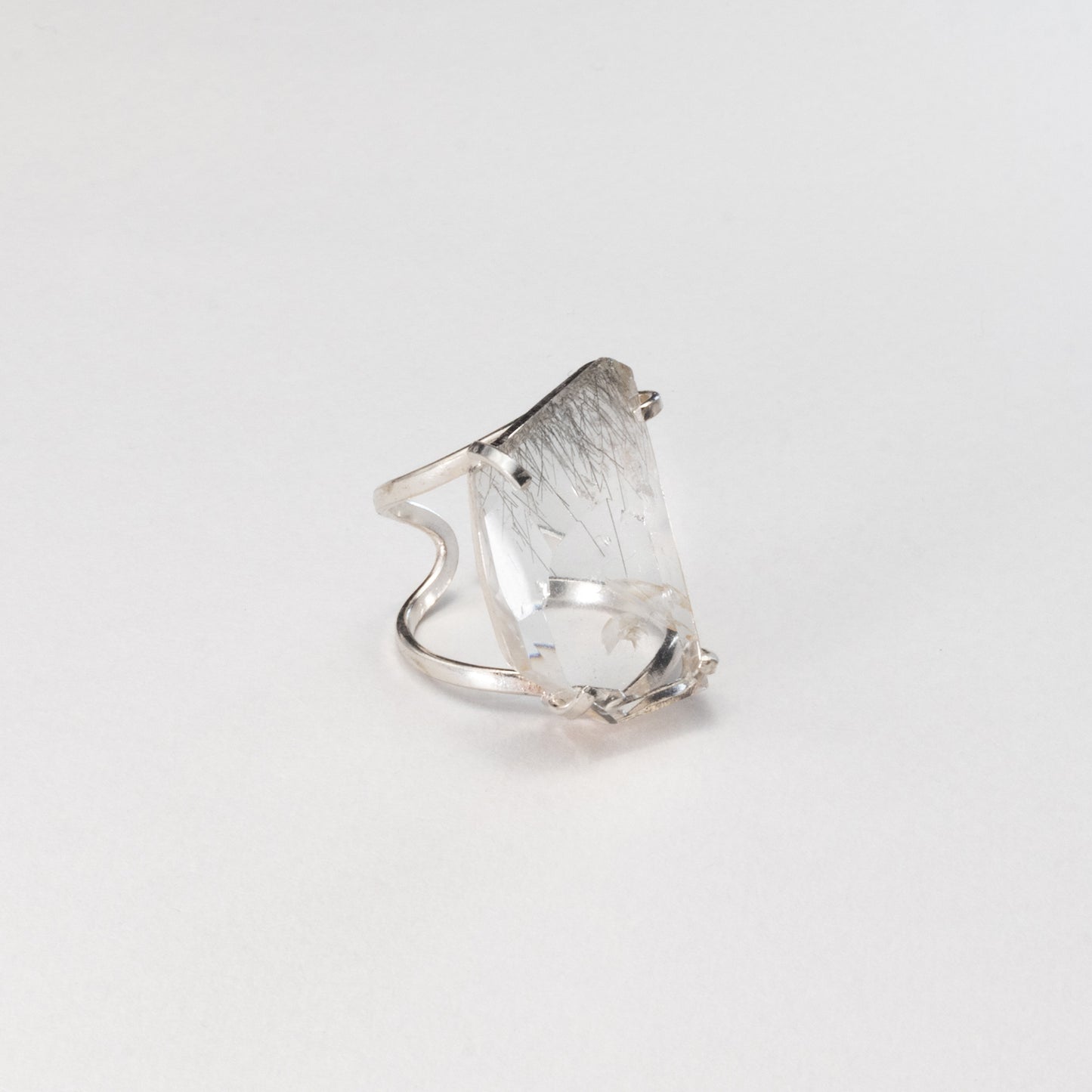Bague en cristal de roche facetté forme libre