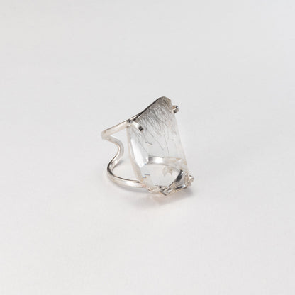 Bague en cristal de roche facetté forme libre