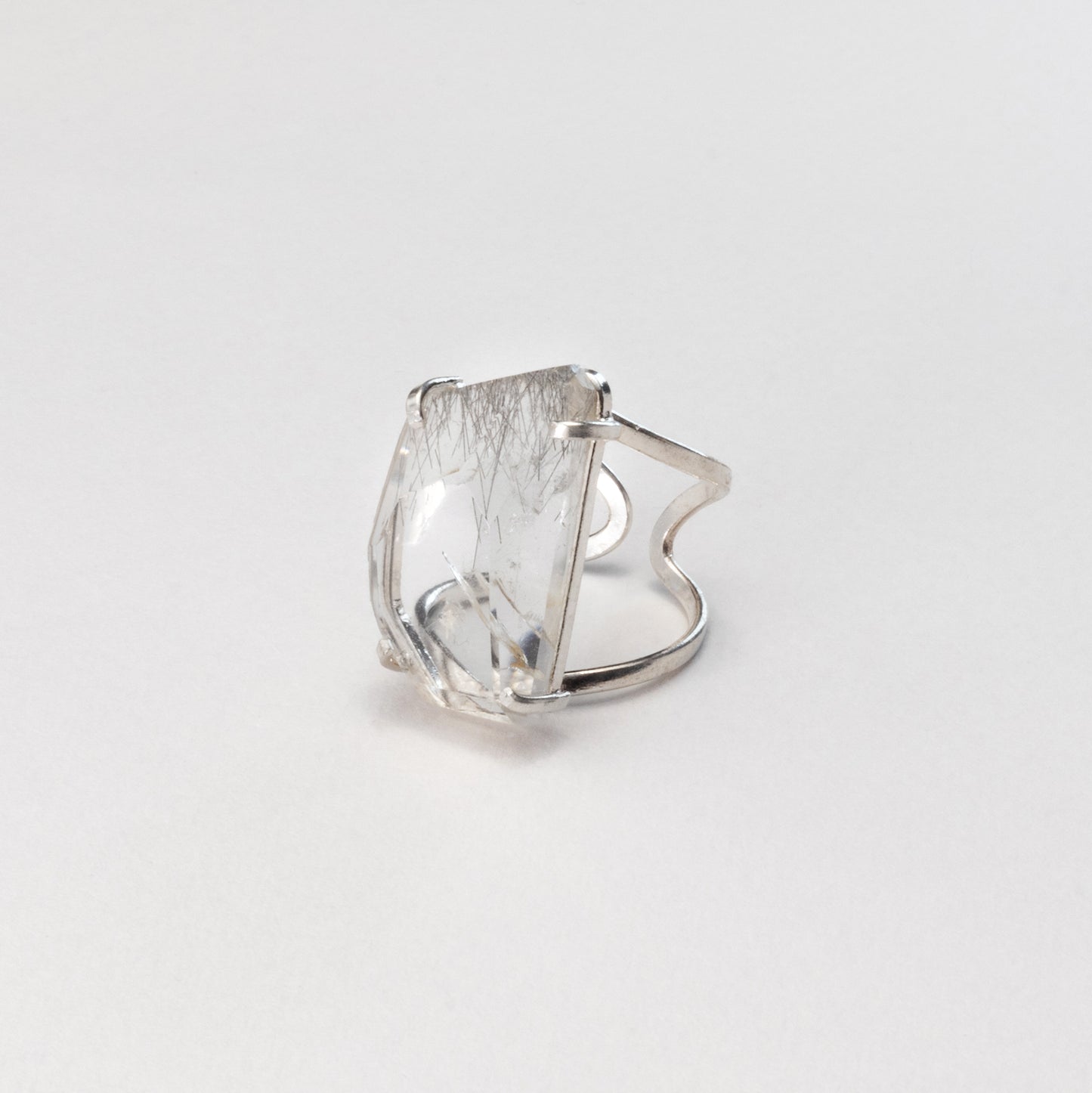 Bague en cristal de roche facetté forme libre