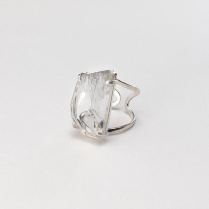 Bague en cristal de roche facetté forme libre