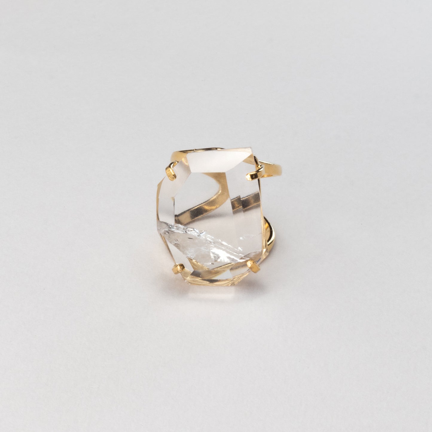 Bague en cristal de roche facetté forme libre