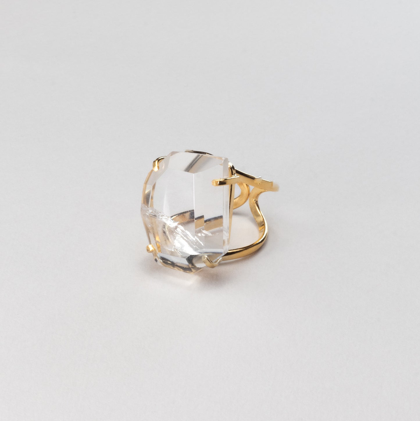 Bague en cristal de roche facetté forme libre