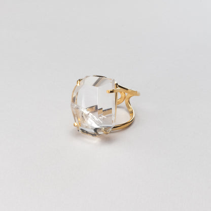Bague en cristal de roche facetté forme libre