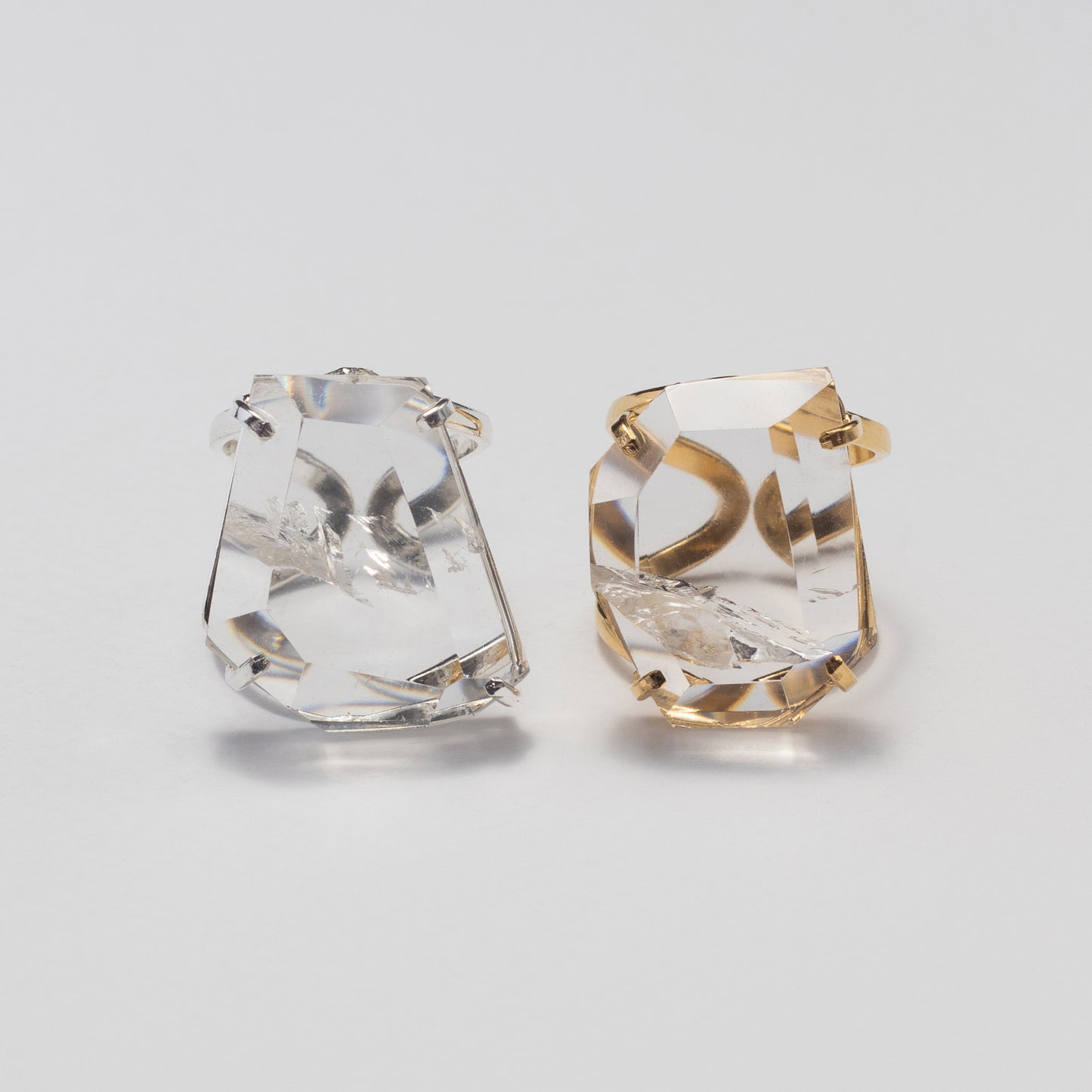 Bague en cristal de roche facetté forme libre