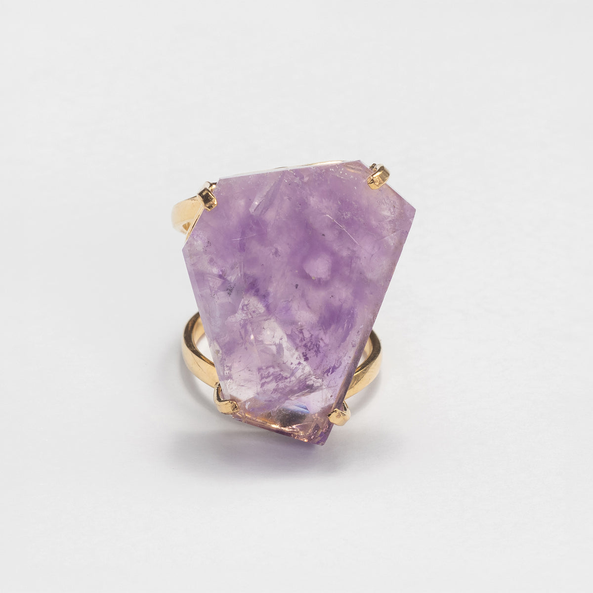 Bague en améthyste facettée forme libre
