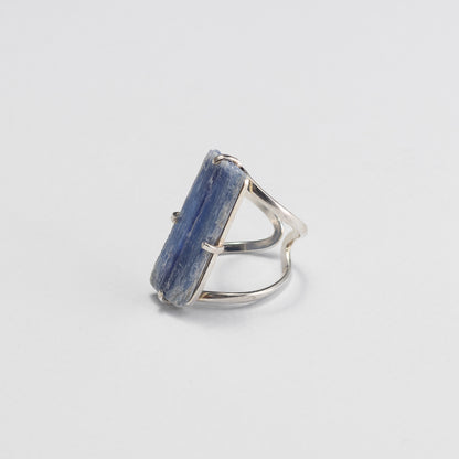 Bague en cyanite bleue brute