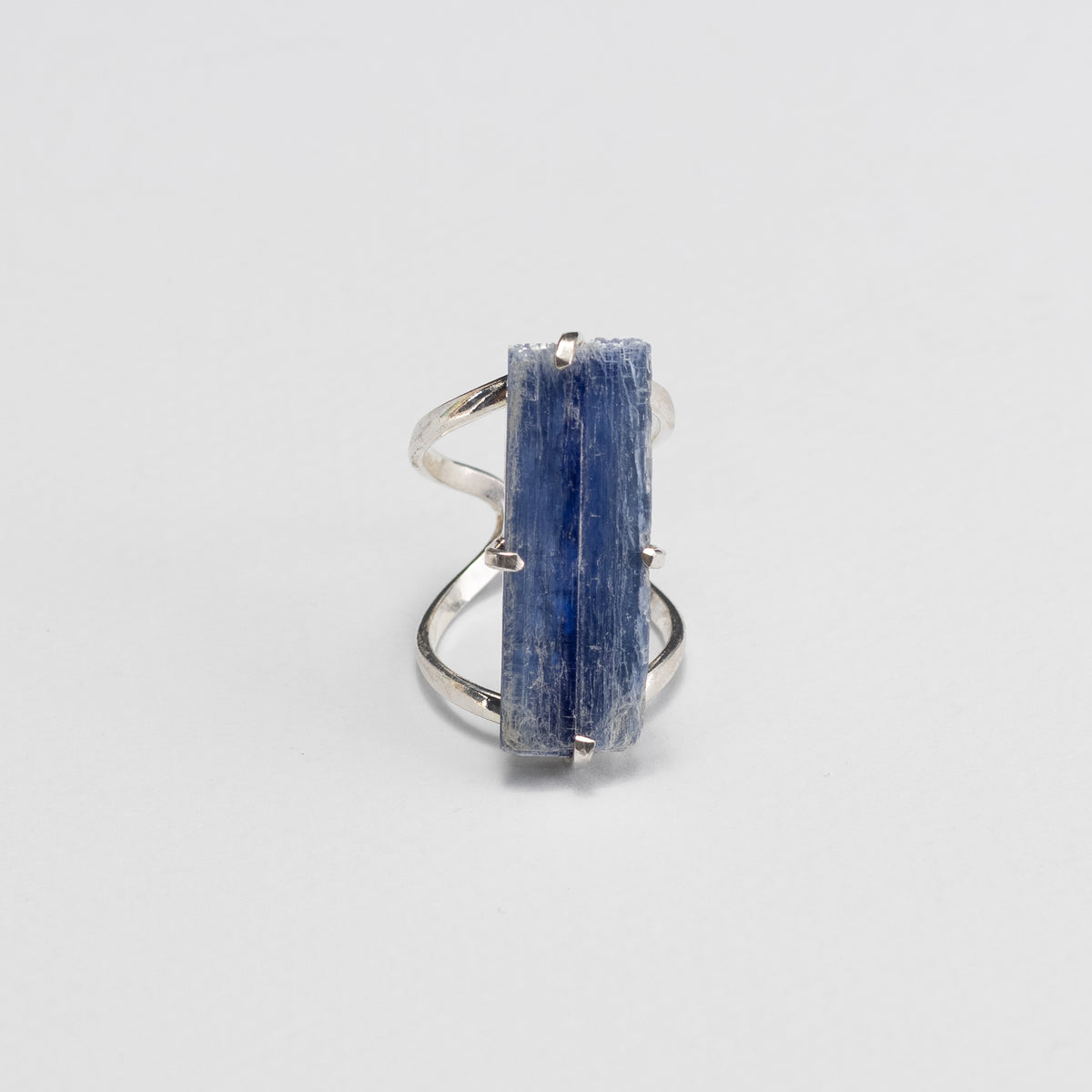 Bague en cyanite bleue brute