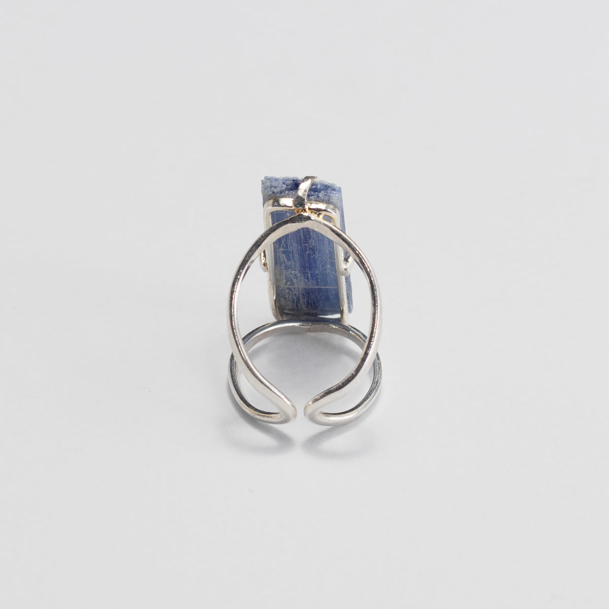 Bague en cyanite bleue brute