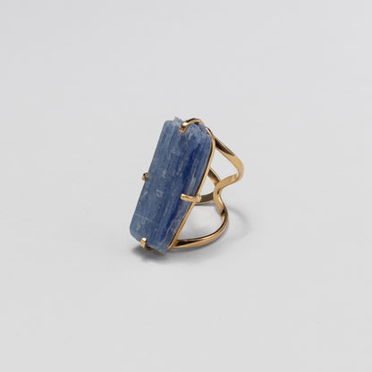 Bague en cyanite bleue brute