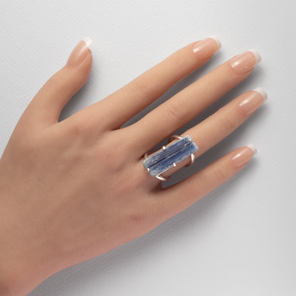 Bague en cyanite bleue brute