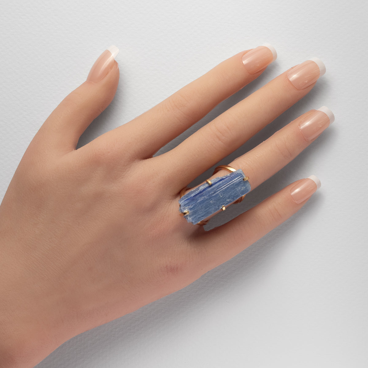 Bague en cyanite bleue brute