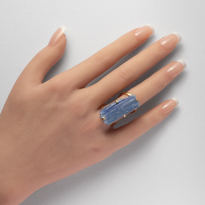 Bague en cyanite bleue brute