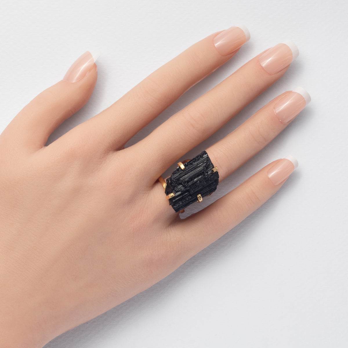 Bague en onyx noir facetté forme libre